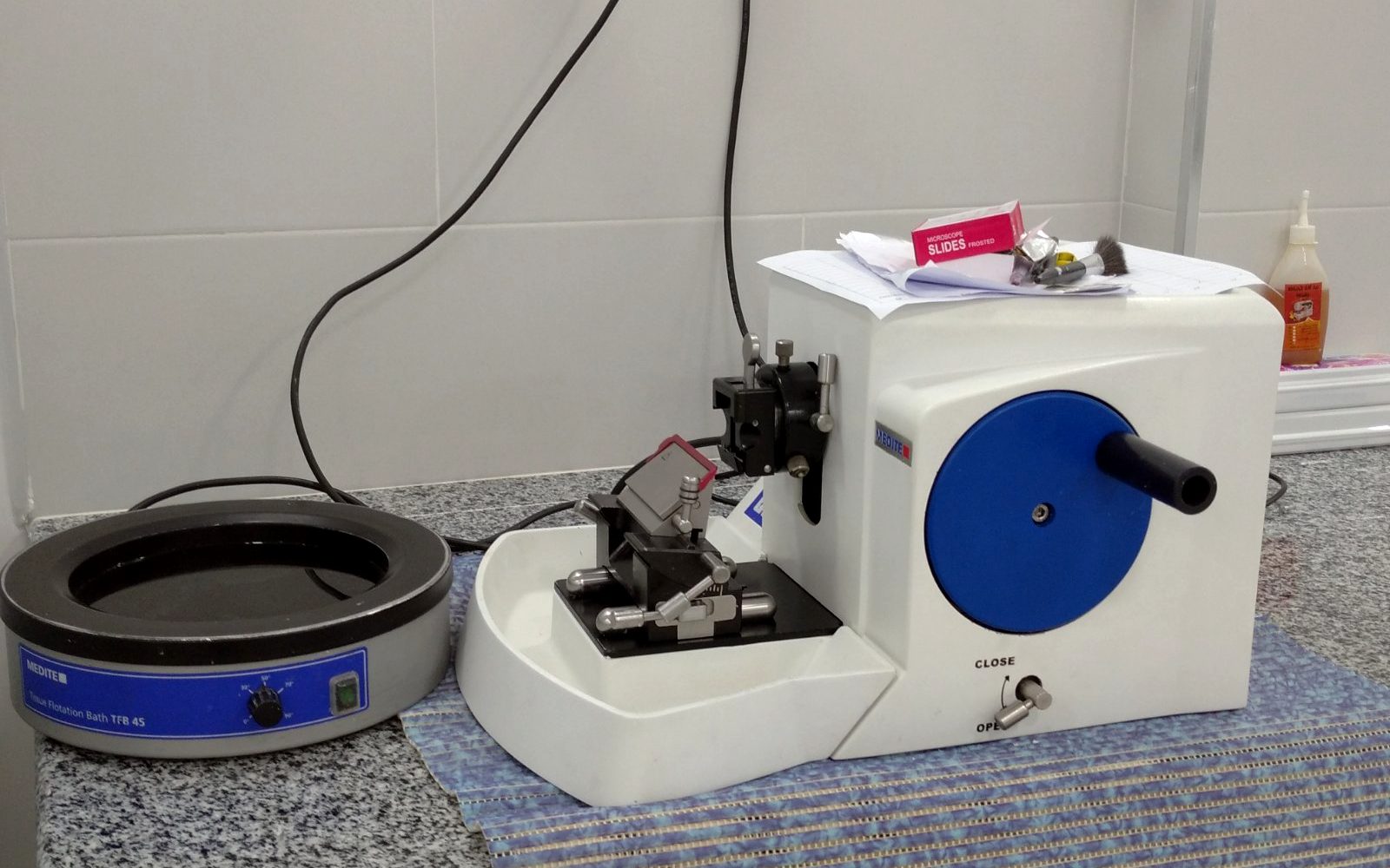 Microtome et plateau technique — laboratoire d'anatomie pathologique à Alger